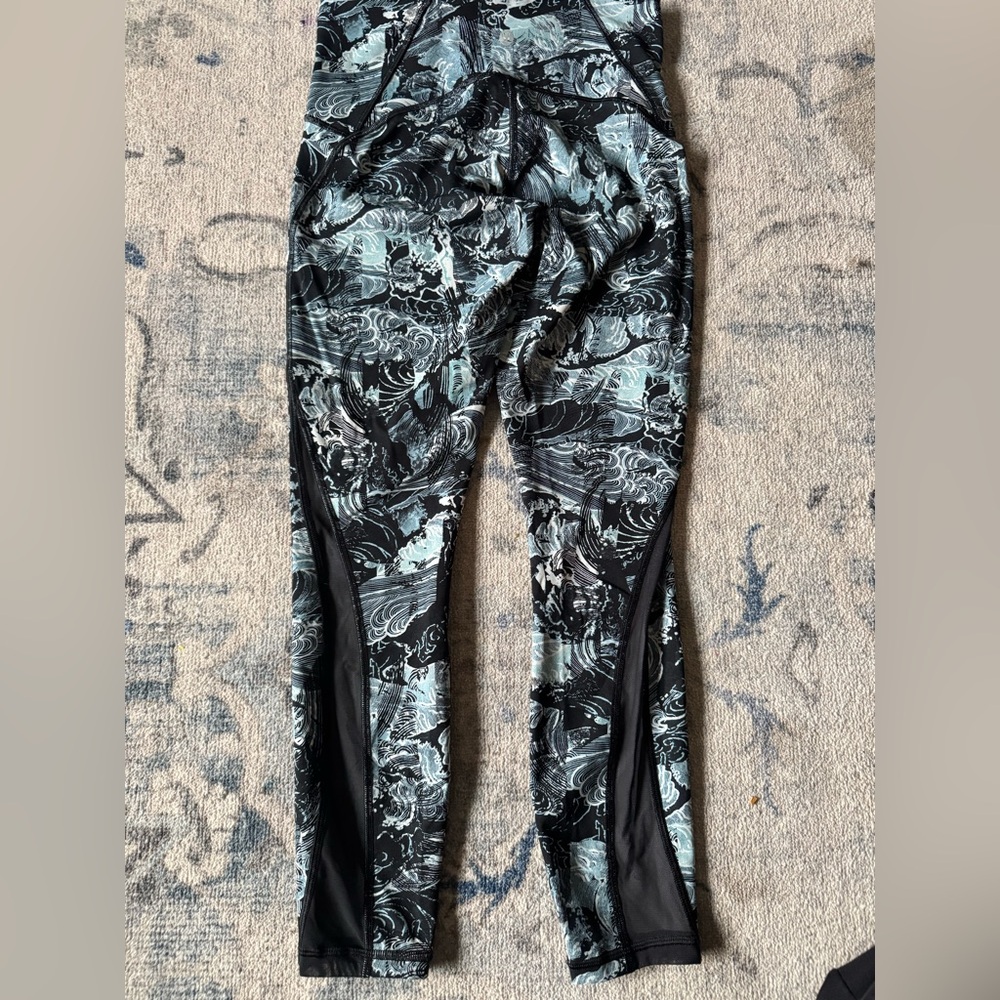 lululemon athletica women’s Black and blue Patterned Leggings